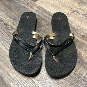 💙 Sanuk Flip Flop Sandal / Black and Gold / 7 💙